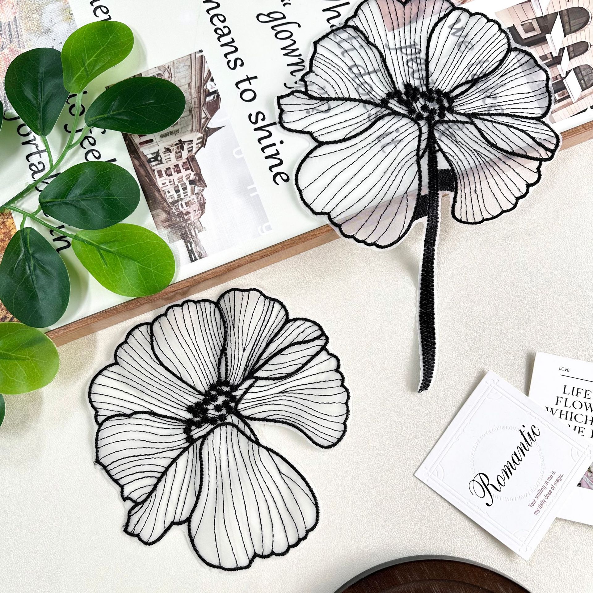 Línea blanca y negra bordada de loto pegatinas de tela Kogan hilo fondo romántico decoración de ropa Zhang Zi punto cosido DIY pegatinas