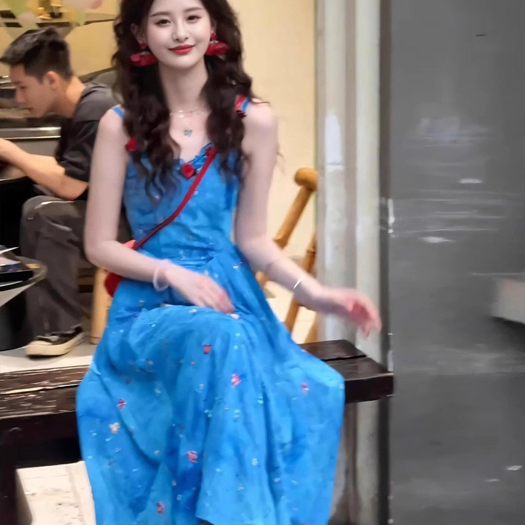 法式蓝色吊带连衣裙女2025夏季新款海边度假独特漂亮碎花长裙子