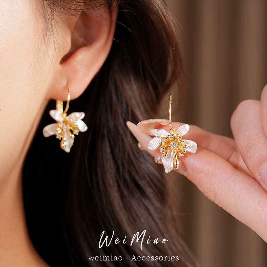 Flores de aceite de piedra de piedra de martillo delicado temperamento nicho personalidad aretes dulces ligeros de lujo alta sensación de auriculares al por mayor