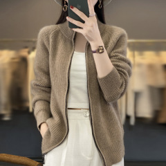 秋冬の新型100純ウールのカーディガンの女性のゆったりとしたファスナーのセーターのファッションに合わせてニットのウールのコートを編むのはだらだらしています。