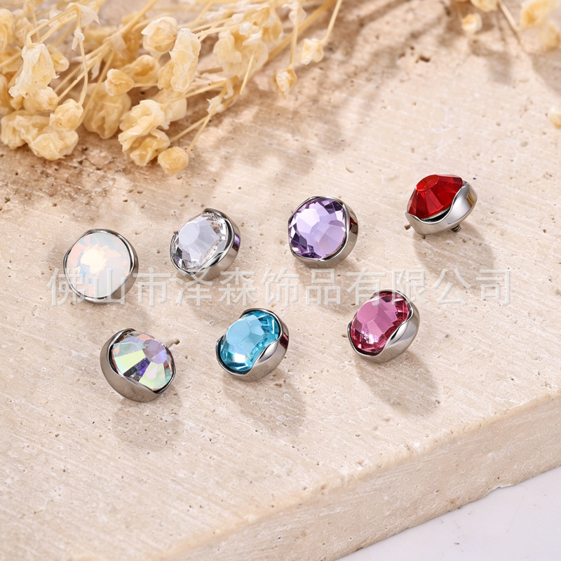 16G labret stud size and finish detail
