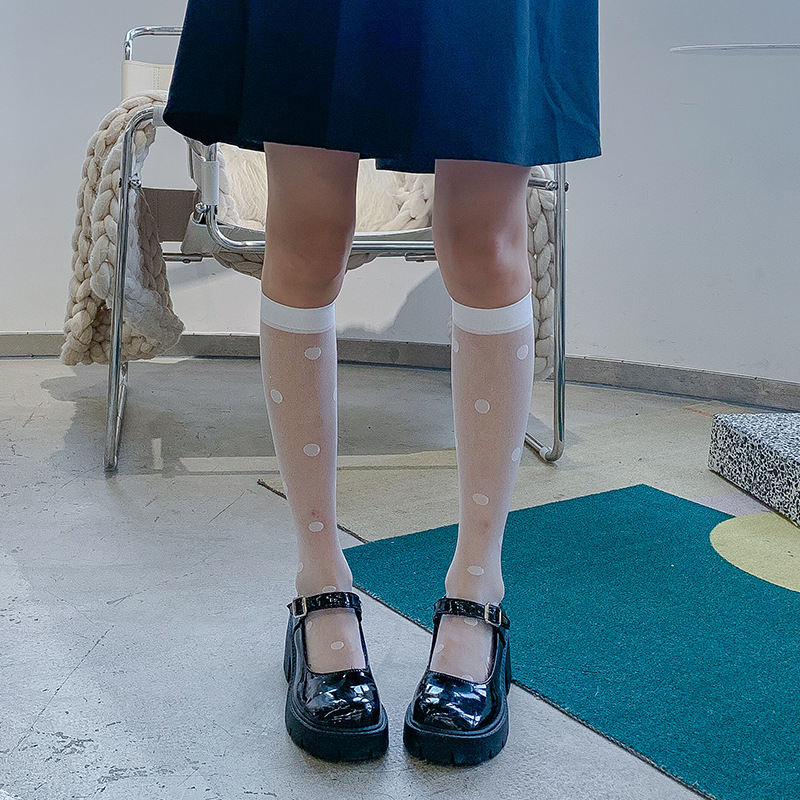 Calcetines delgados de la pantorrilla del verano de las mujeres punto redondo grande respirable mediados de la pantorrilla estilo universitario sexy calcetines de color sólido blanco y negro al por mayor