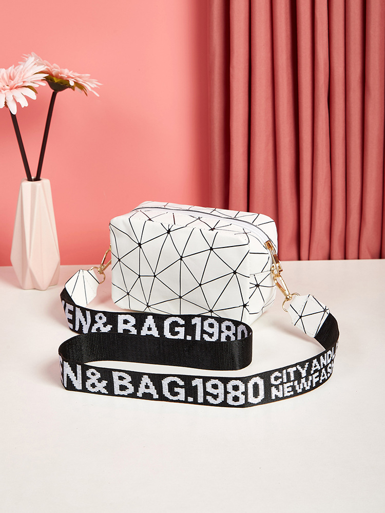 白色黑线 (4).jpg