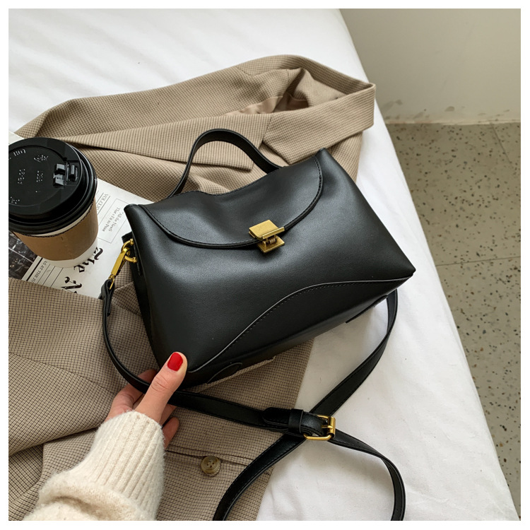 Winter Women 2025 New Trendy Design Fashion Simple Large Capacity Lock Handbag Shoulder Crossbody Bag_voghion.com