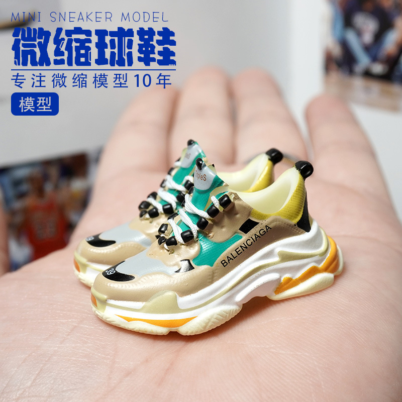 1/6 Torre Shoe Model A Pair of Keychain AJ Sneakers Model Creative Bag Pendant DIY Jewelry Foreign Trade Hot Sale 1/6 Torre Shoe Model A Pair of Keychain AJ Sneakers Model Creative Bag Pendant DIY Jewelry Foreign Trade Hot Sale