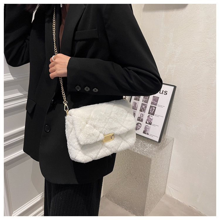 Plush Chain Shoulder Bag Lock Rhombus Women's Bag New 2021ins Furry Autumn And Winter Simplicity Fashion Small Square Bag display picture 5