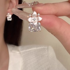 新しいシンプルな花のシュガーキューブイヤリング女性のための韓国のファッション小さな新鮮なイヤリングライト高級スタイルの個性絶妙な耳のアクセサリー