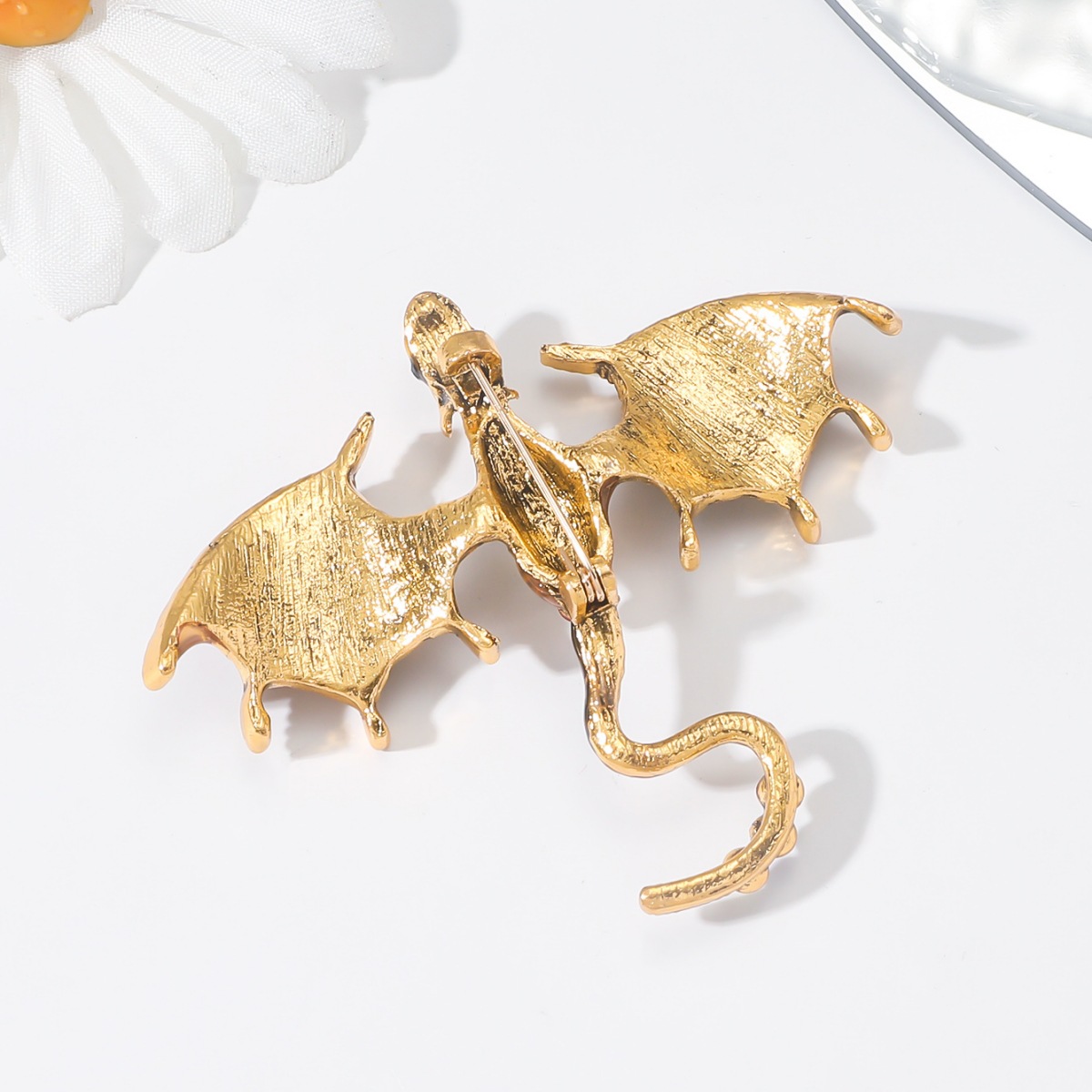 Cross-border nuevo retro goteo aceite de dibujos animados flying dragon broche de los hombres traje personalizado abrigo accesorios pin joyería al por mayor