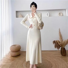 小香風は襟をめくってやせているニットワンピースの女性秋冬の新型のデザイン感があります。