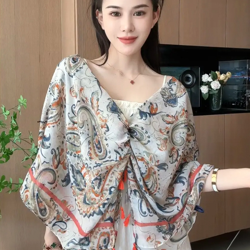 Chal de protección solar de verano para mujer 2025 nuevo estilo hebilla largo estilo étnico fotografía de viaje estilo fino playa bufanda de seda capa