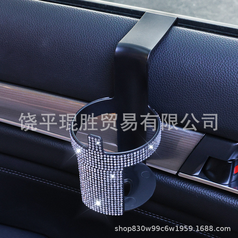 国境を越えてドリルを入れる自動車の車載カップフレームのドアにドリル式カップシートの吹出口カップフレームの棚の窓がついている|undefined