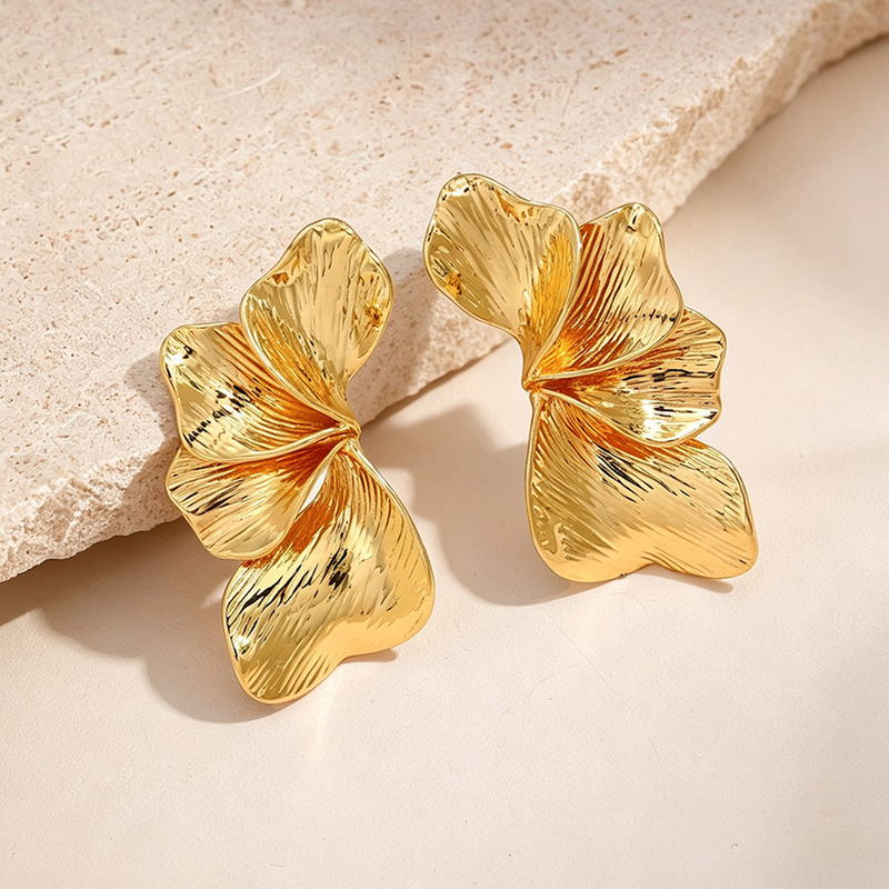 Cross-Border Hot-Selling Exaggerated Flower Earrings, Elegant Three-Dimensional Light Luxury Earrings, European and American Style Ear Accessories, Unique Metal Minimalist Style for Women