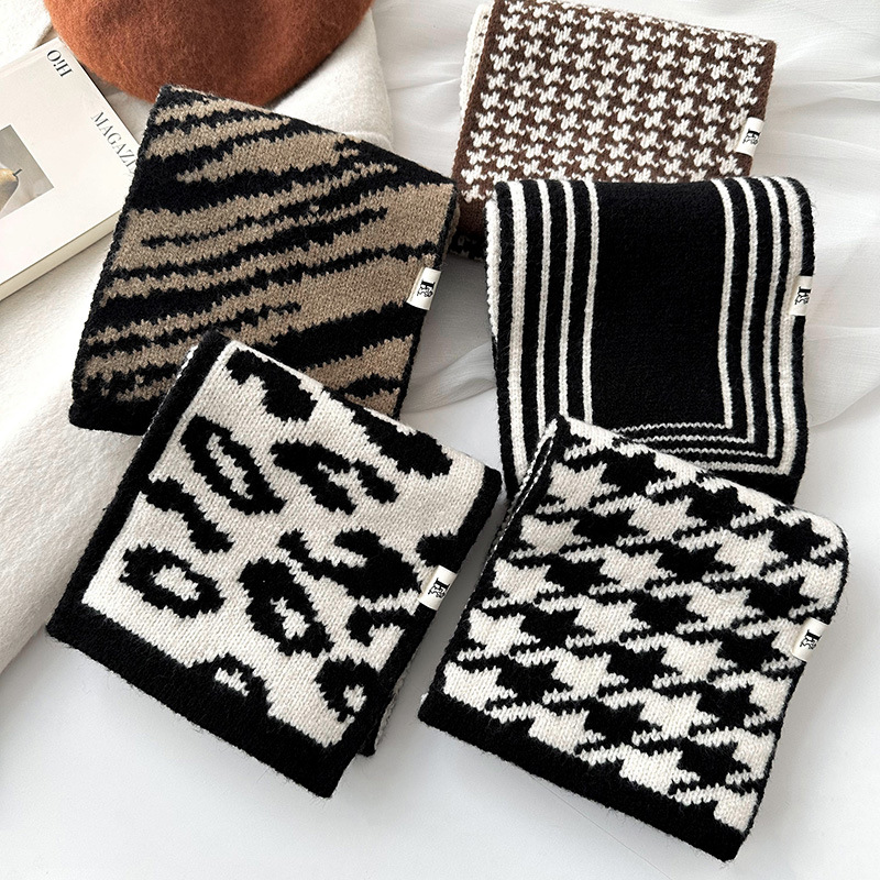 Nueva pata de gallo de punto pequeña bufanda para las mujeres Otoño e Invierno estilo coreano versátil cálido cuello perforado Protección decorativa bufanda collar