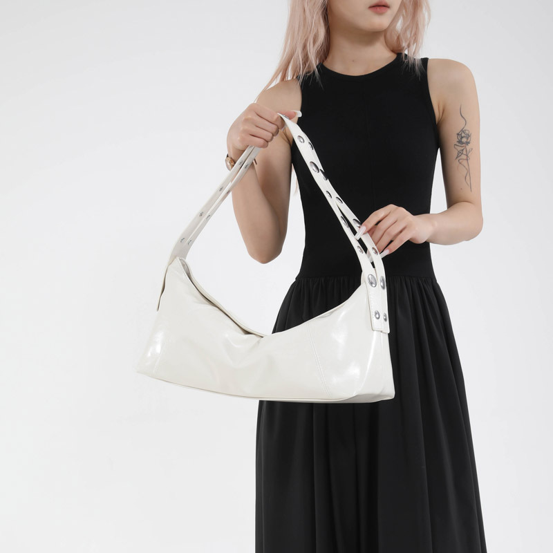 Bolso de axila retro estilo Hong Kong 2025 verano nuevo bolso femenino bolso de textura de alta calidad bolso de hombro con remaches de gran capacidad