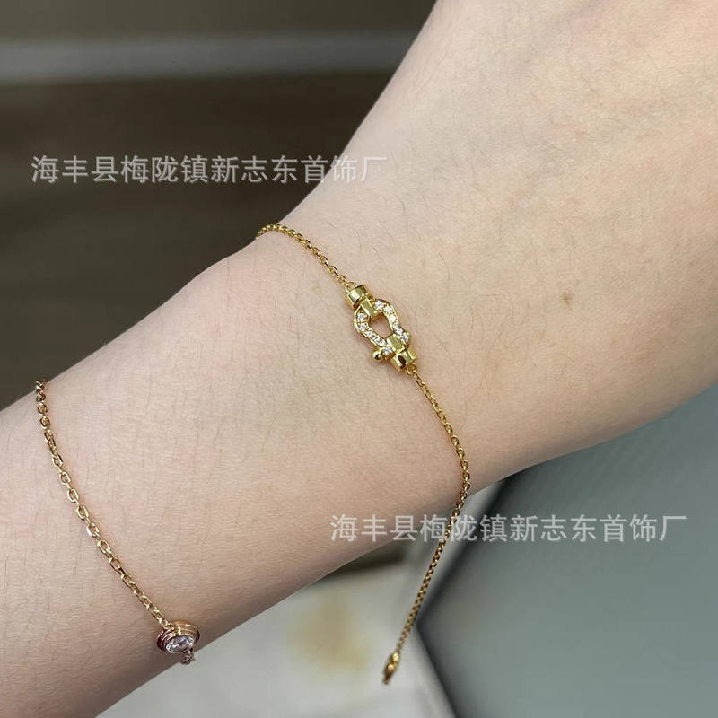 F ホースシューブレスレットハイバージョン厚いメッキ 18 k ゴールド小さなダイヤモンドフルダイヤモンドホースシューバックルハンドジュエリー女性のための卸売|undefined