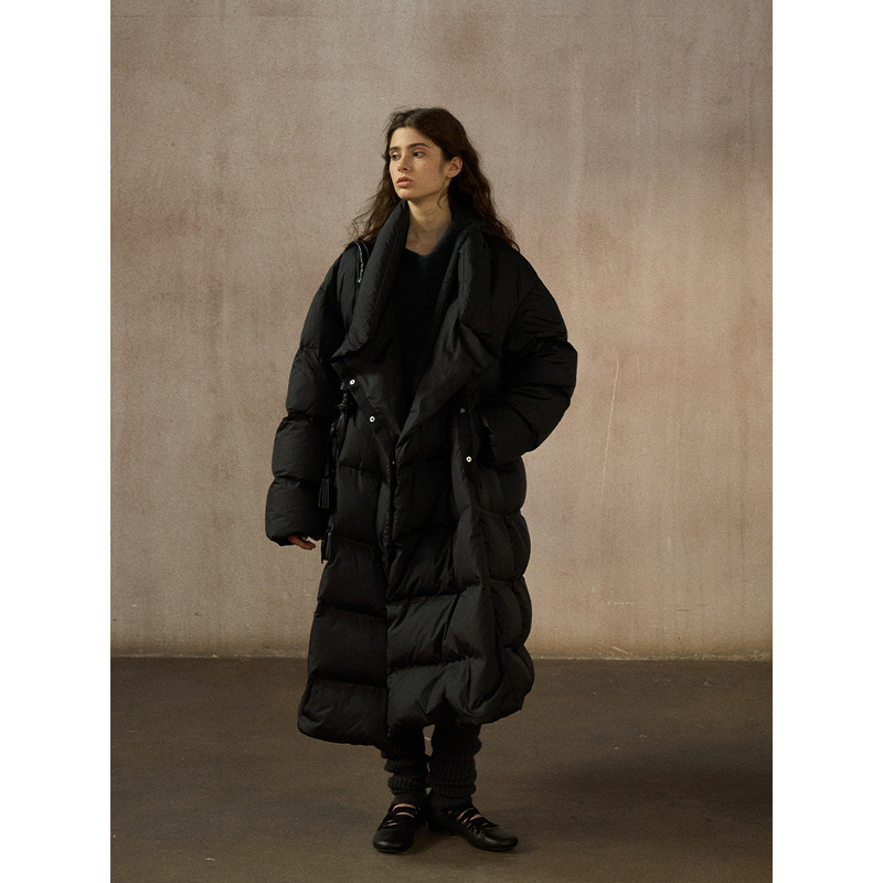 Loose-Fitting Thick Long White Duck down Coat for Women, Winter Style, with a Turn-Down Collar and Wrap-Around Design, Suitable for Commuting, Model M9384 Loose-Fitting Thick Long White Duck down Coat for Women, Winter Style, with a Turn-Down Collar and Wrap-Around Design, Suitable for Commuting, Model M9384