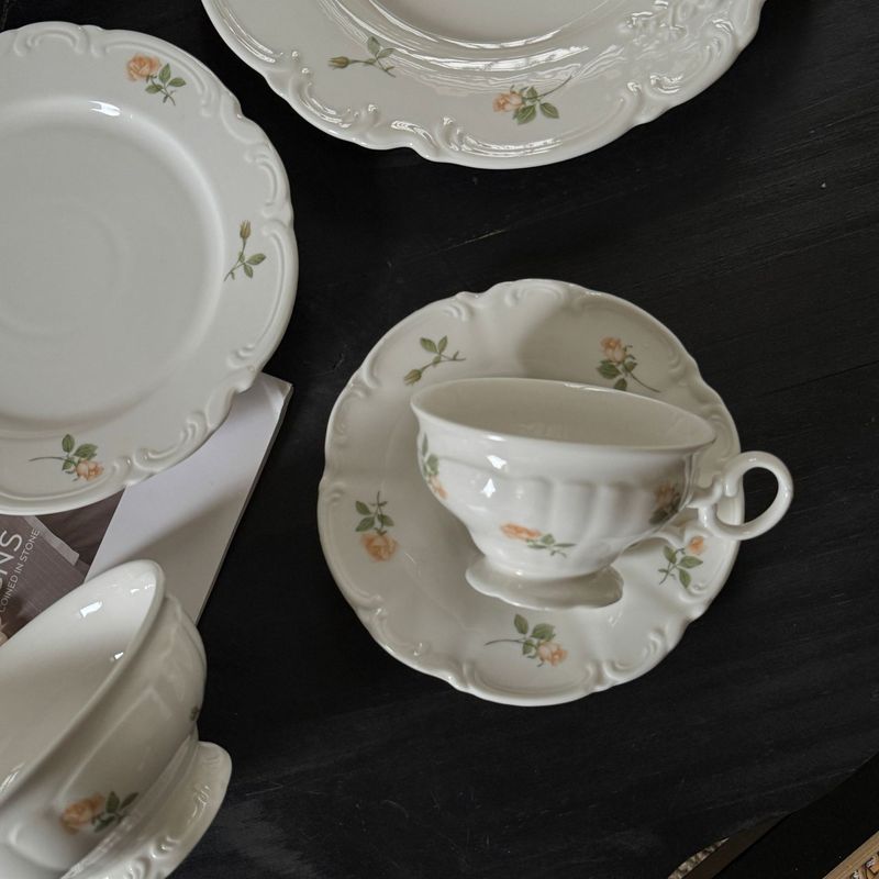 フランスのレトロなレースの花のレリーフの陶磁器の皿の中古の午後のお茶のデザートのコーヒーのカップの皿の洋食の家庭用|undefined