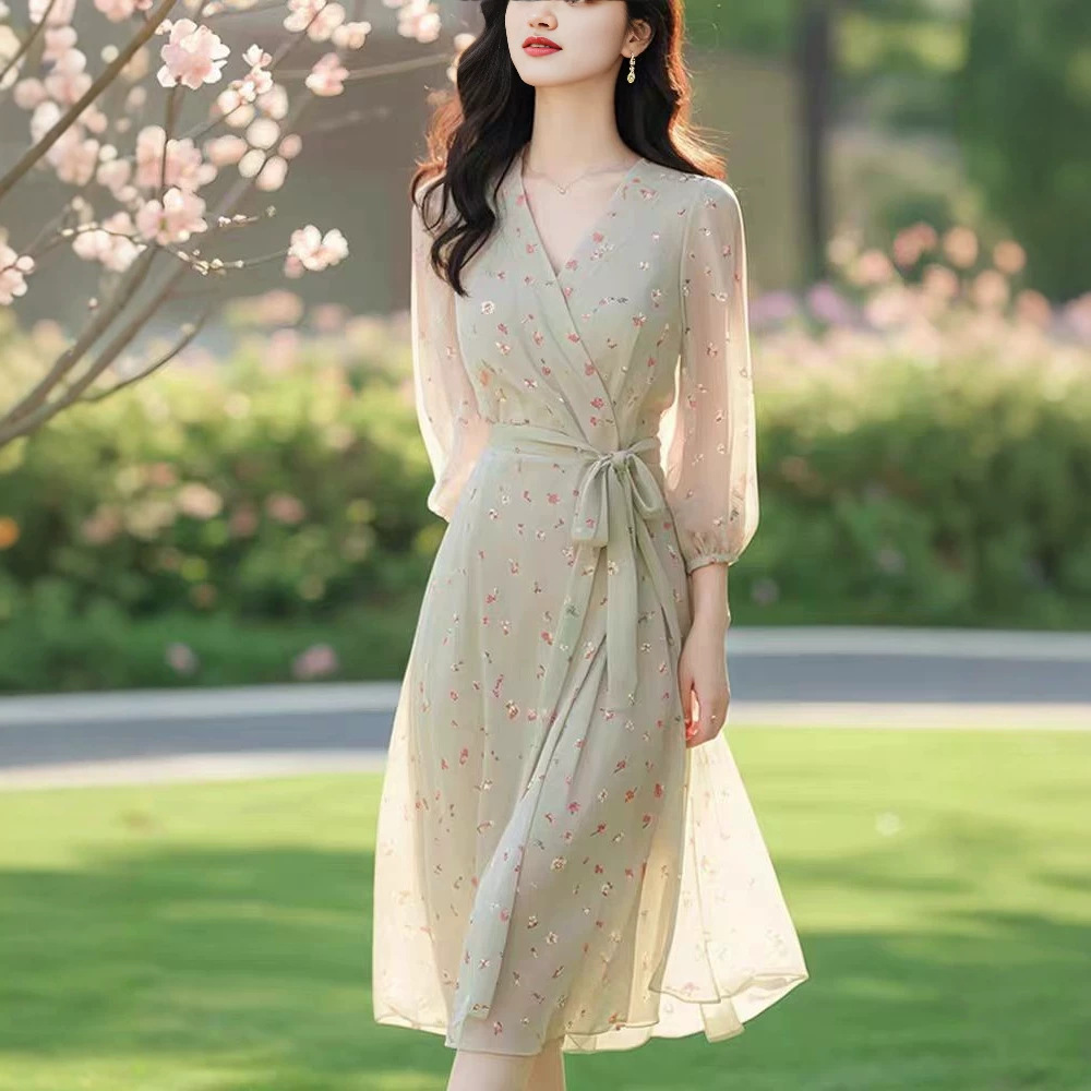 Đầm suông midi cổ chữ V họa tiết hoa xanh nhạt thắt eo — Hoa màu xanh lá cây chi tiết 2