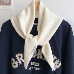 小さいマフラーの女性は秋冬にウールのニットの三角タオルのストールを含んでいます。