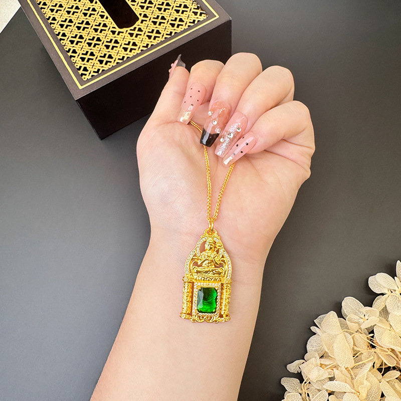 Colgante de Buda de diamantes con incrustaciones de oro de arena antigua