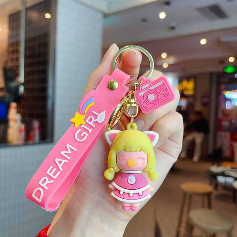 Muñeca de dibujos animados goteo llavero bolsas escolares exquisitas para hombres y mujeres colgantes para agarrar muñecas colgantes para el mercado nocturno regalos al por mayor