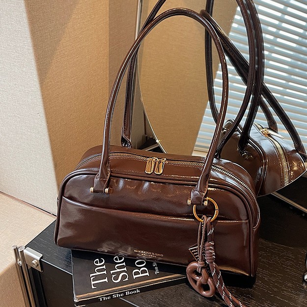 Bolsa de almohada retro para mujeres invierno 2025 nueva alta sensación de cuero suave bolsa de hombro bajo la axila bolsa de bolos de mano de moda