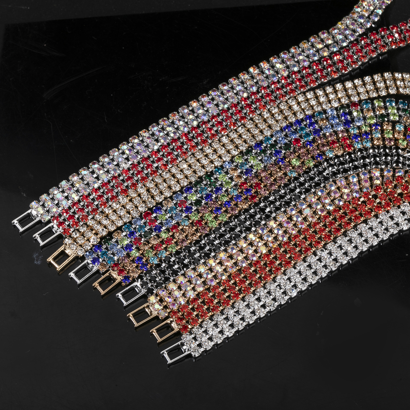 Pulseira dourada três fileiras com strass fecho para mulher_voghion.com