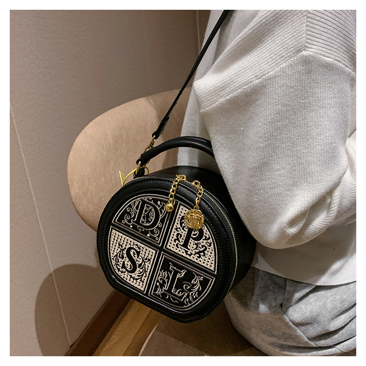 2023 Autumn New Live Broadcast Good Large Capacity Women's Single Shoulder Crossbody Bag Letter Retro Wide Shoulder Strap Bag for Women_voghion.com