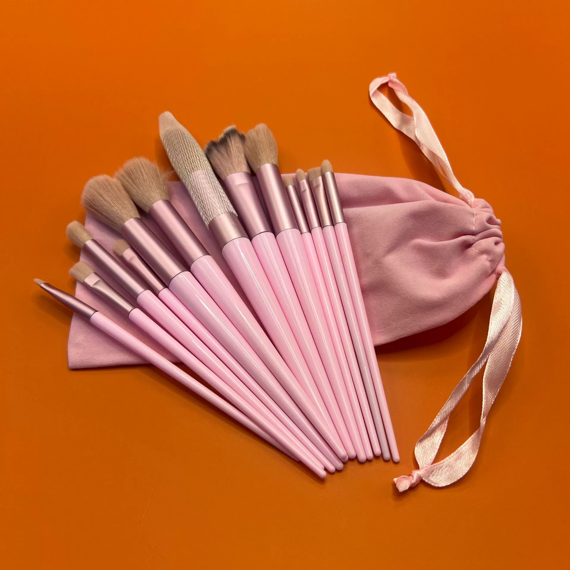 Набор кистей для макияжа из 13 предметов, включая кисть для теней, кисть для губ, кисть для рассыпчатой пудры, кисть для тональной основы, кисть для консилера, кисти для макияжа и фиксации макияжа.