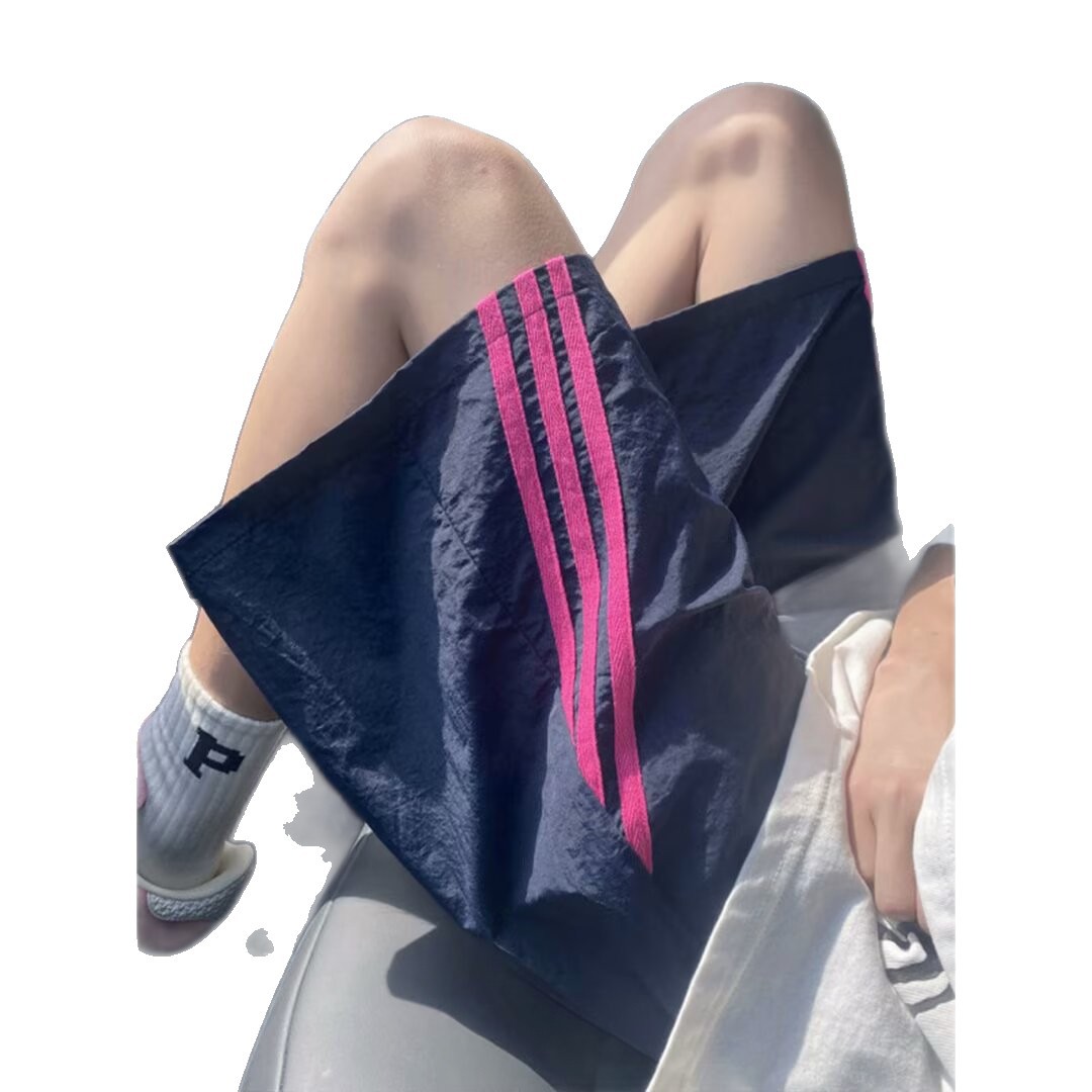Pantalones cortos para hombres verano 2026 nueva tendencia americana de tres barras pantalones deportivos juveniles casuales sueltos versátiles pantalones