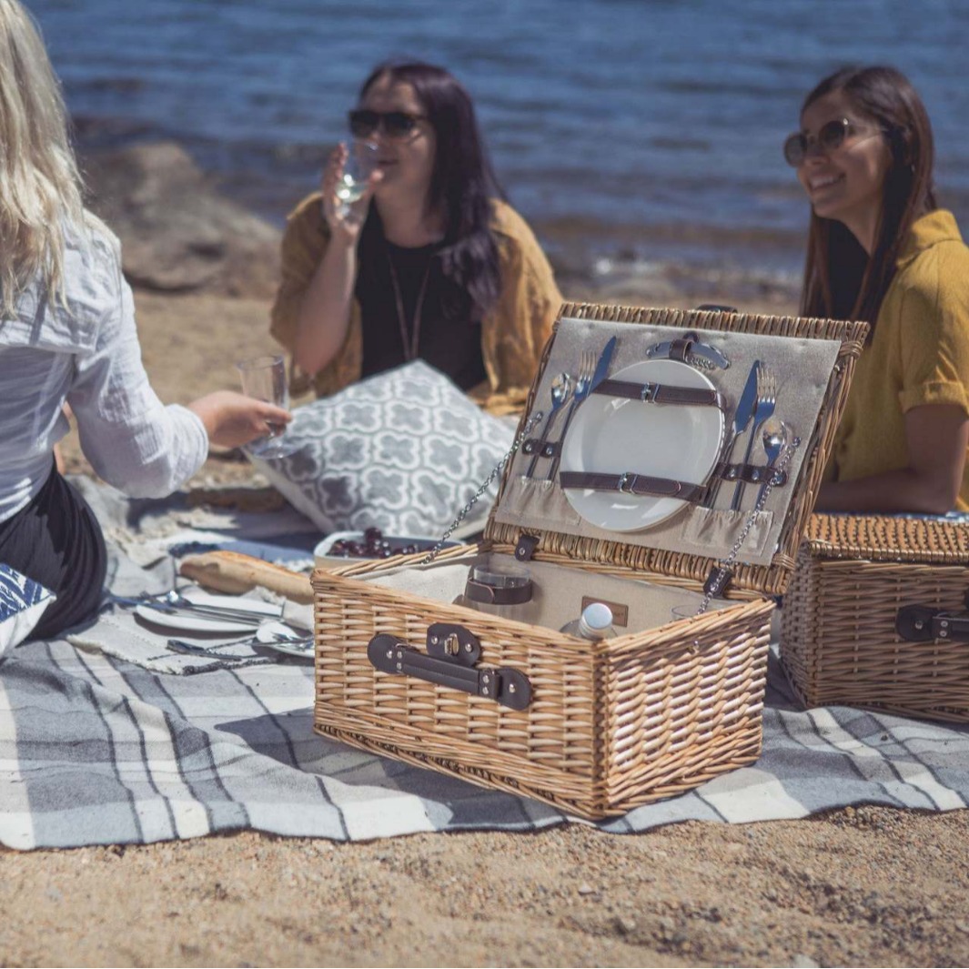 Cesta de picnic de ratán personalizada de comercio exterior con vajilla para salidas al aire libre Cesta de frutas Cesta de regalo portátil Cesta de mimbre americana