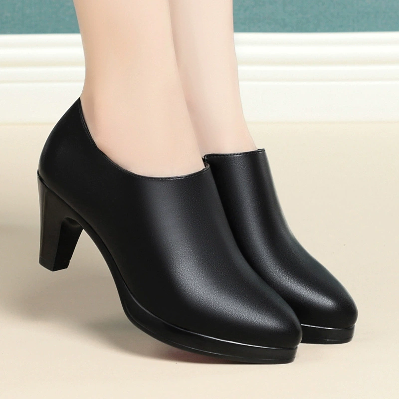 Новые элегантные кожаные ботинки 2025 года на высоком каблуке для женщин среднего возраста: комфортные, с глубоким вырезом, круглым носком, для работы и делового стиля.