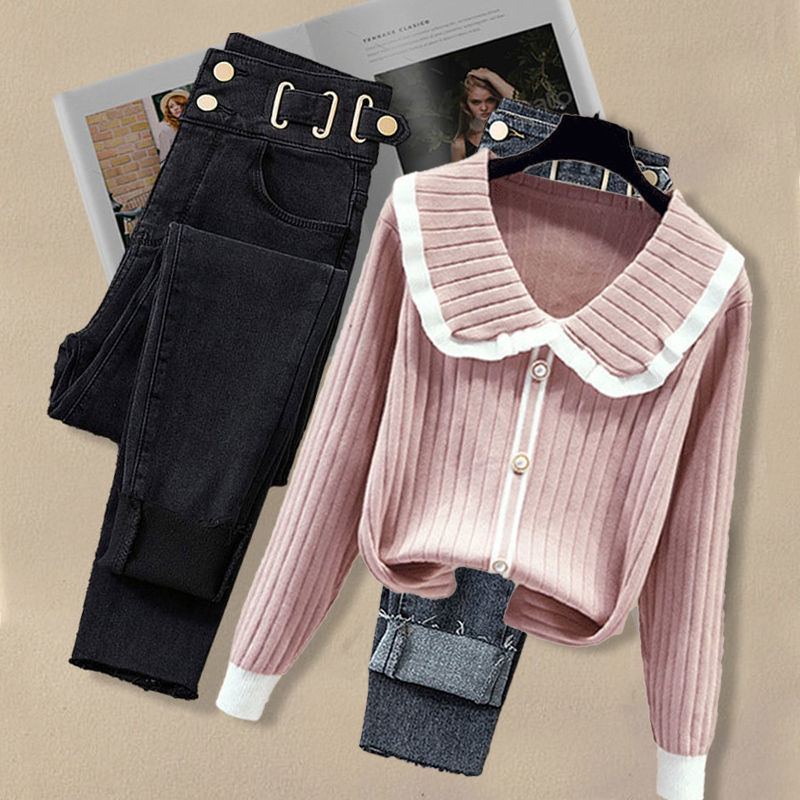 Damenbekleidung – Lockerer Strickpullover mit Peter-Pan-Kragen – Damen-Outfit-Set für den Herbst in Übergröße – Lockerer Strickpullover mit Peter-Pan-Kragen und Slimming-Jeans_voghion.com