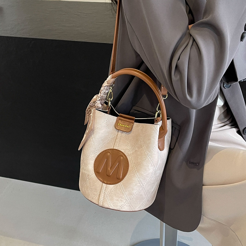 Bolso de cubo para mujer 2025 nuevo bolso de mano de estilo explosivo de color en contraste transfronterizo de moda bolso de mensajero de un solo hombro con textura de alta gama retro