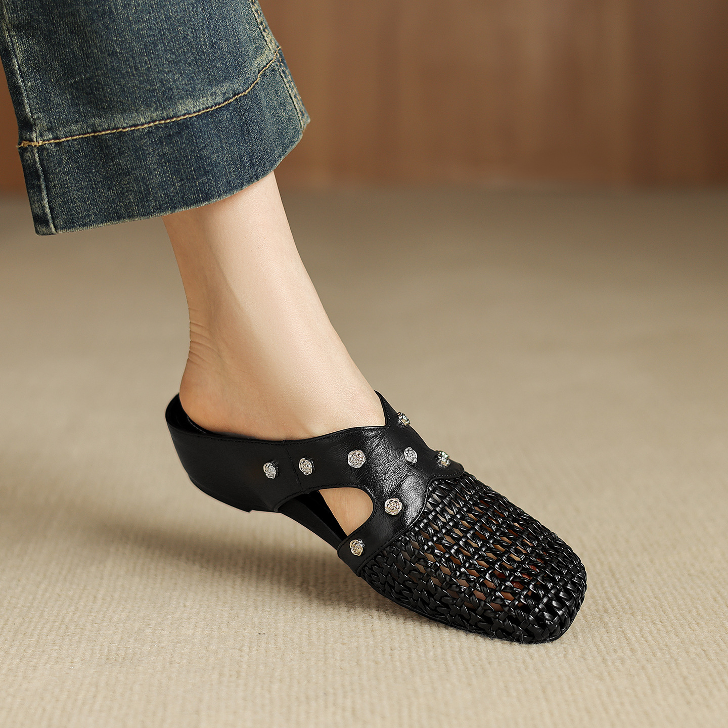 Dép sandal nữ quai chữ V phong cách vintage, mũi kín, đế xuồng thoải mái — đen