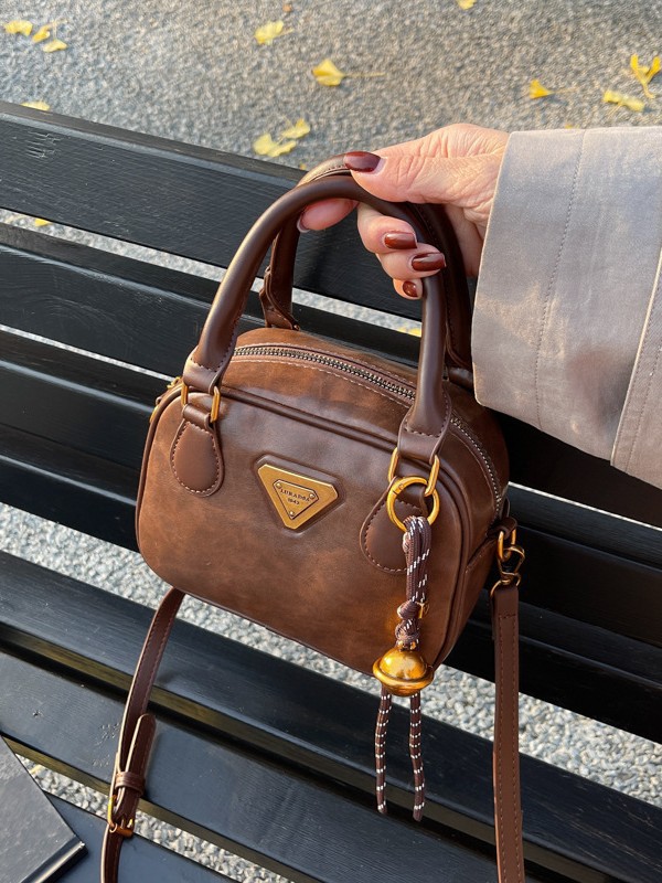 Diseño de nicho transfronterizo retro bolso pequeño para mujeres 2024 nueva moda de otoño y invierno simple bolso de hombro portátil