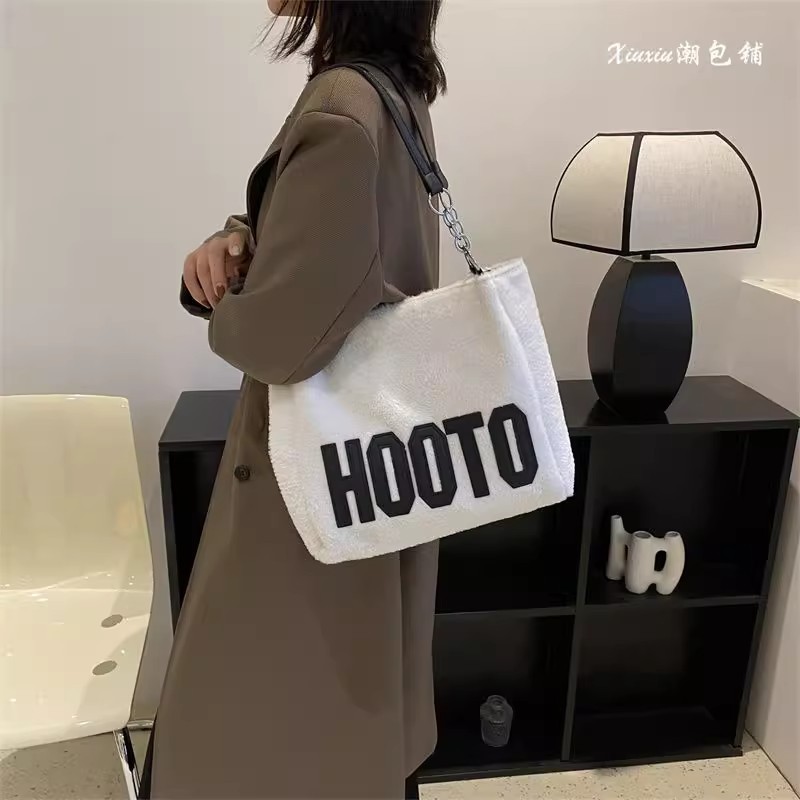 This 2023 new autumn and winter commuter bag with a large capacity of wool and fleece for women is fashionable and versatile. It is a single-shoulder tote bag with letters undefined