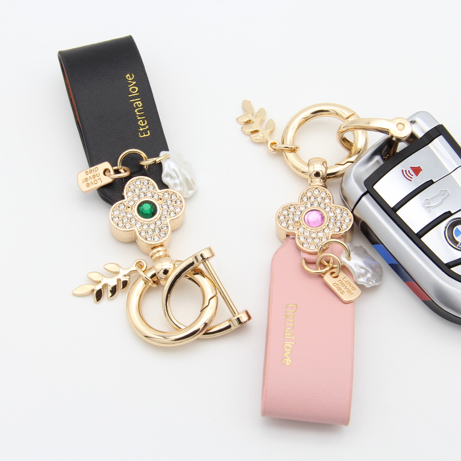 Trébol de estilo francés llavero de coche de piel de oveja llavero de alta gama personalizado simple colgante de flor de diamante de las mujeres