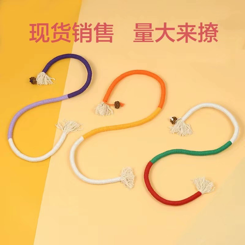 Исходная фабрика кошек кусает веревку