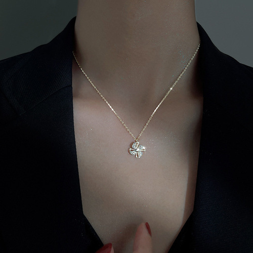 Korean style niche design high-end titanium steel necklace for women, versatile and non-fading hot girl temperament clavicle chain jewelry wholesale