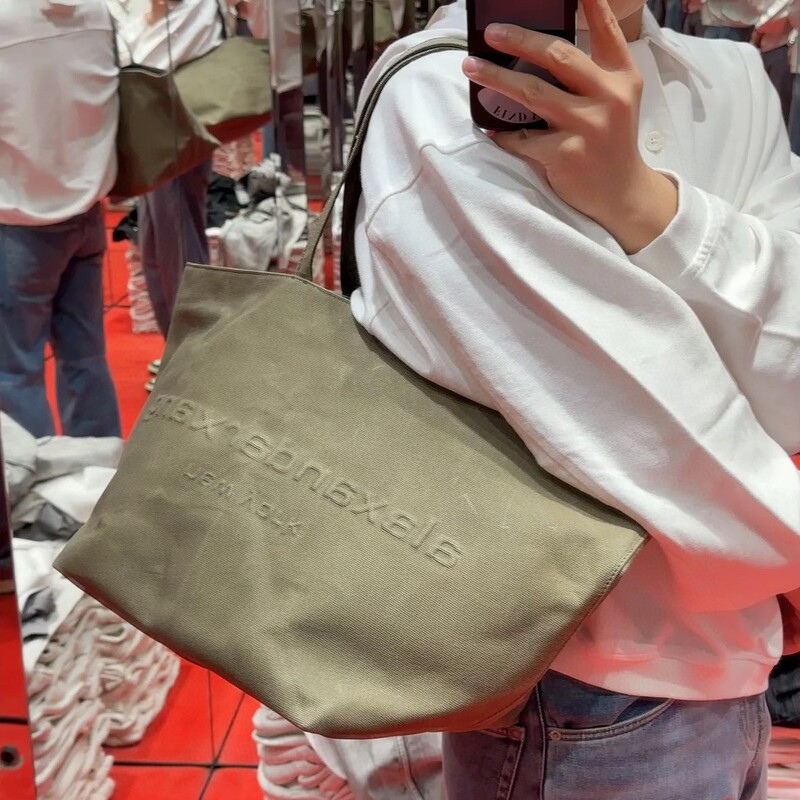 2024 Early Autumn New King Punch Mini Tote Bag Shoulder Portable Crossbody Women's Bag Letter Embossed Tote 2024 Early Autumn New King Punch Mini Tote Bag Shoulder Portable Crossbody Women's Bag Letter Embossed Tote