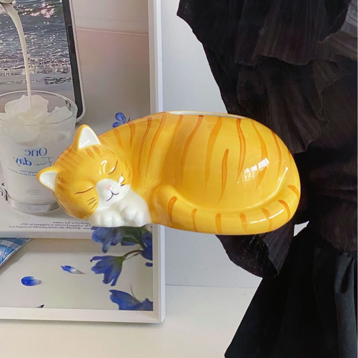 猫のティッシュの箱の陶磁器は紙の箱の玄関を引き出して家に入ります。