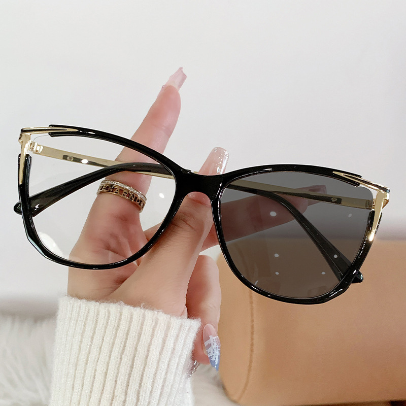 新しいファッションの猫の目のすっぴんのメガネのフレームは個性の変色を回復します。