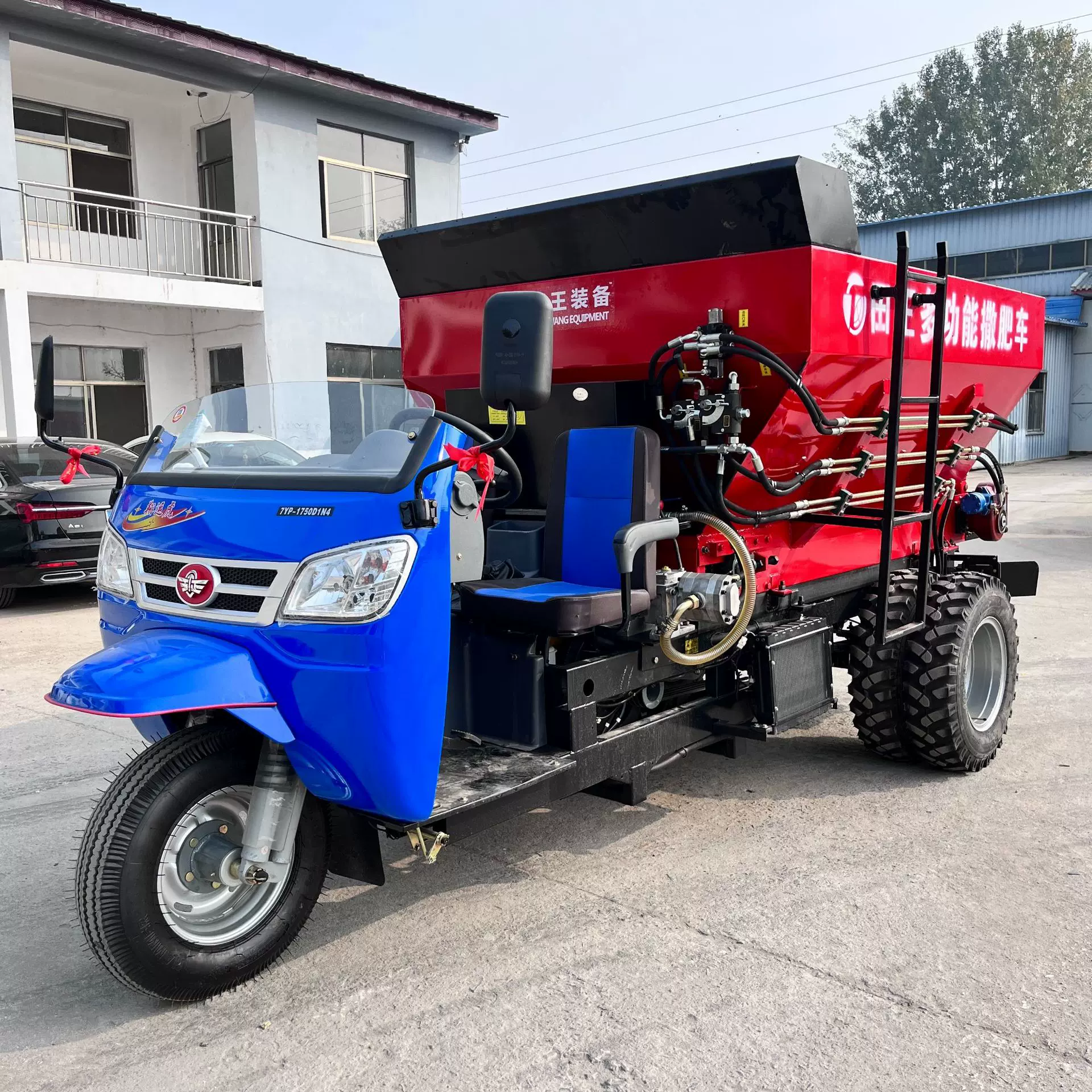 定做撒粪车柴油发动机干湿两用大棚均匀施肥全自动三轮车撒粪机