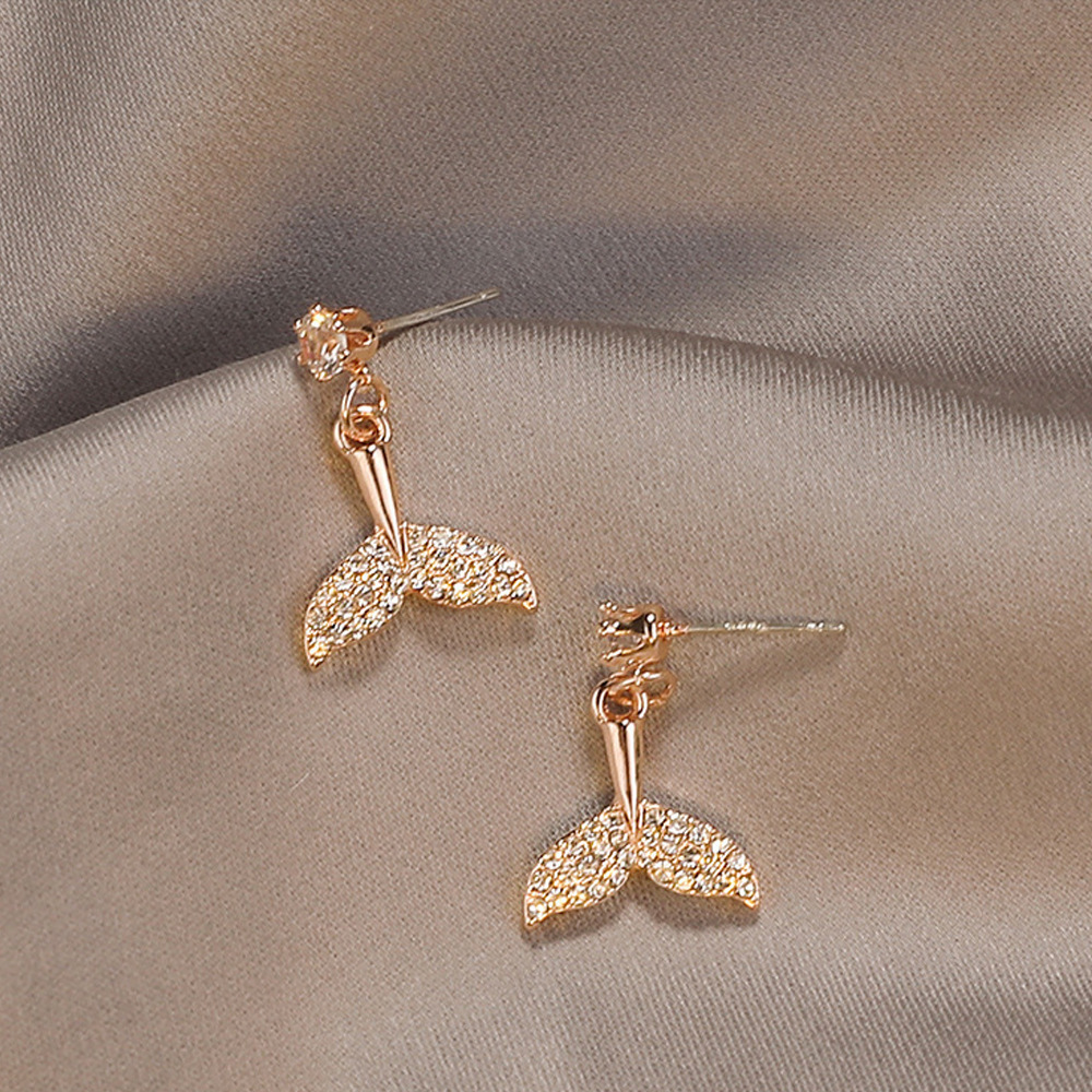 Aguja de plata de moda alta sensación de diamante de goteo de aceite pendientes nicho universal elegante pernos de orejas ligero lujoso temperamento simple orejas para mujeres