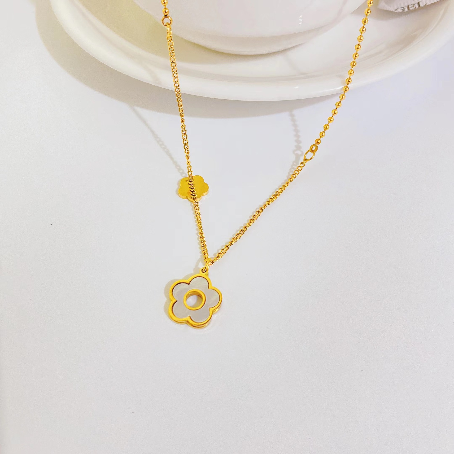 New Titanium Steel Plated 18k Gold Simple Lucky Flower Flower Clavicle Chain display picture 2