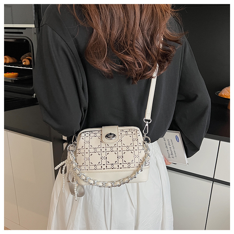 Summer bag: Women's hot diamond lock chain hand-held bucket bag 2025 New style denim blue single-shoulder fashionable crossbody bag undefined