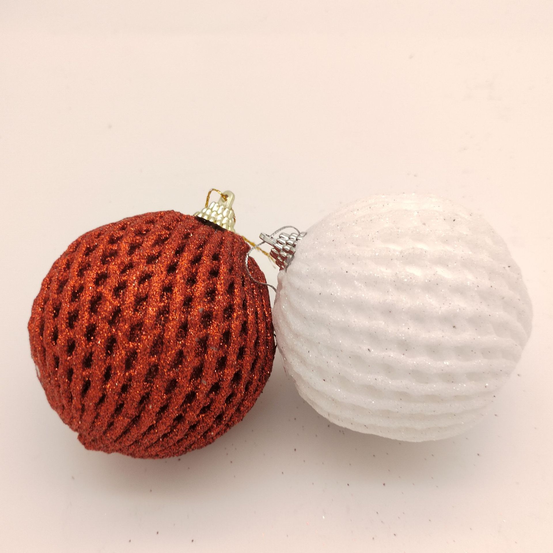Nuevo conjunto de bola de espuma de 8cm 6 piezas red y blanco espuma polvo brillante decoración de bola de Navidad colgante de árbol de Navidad