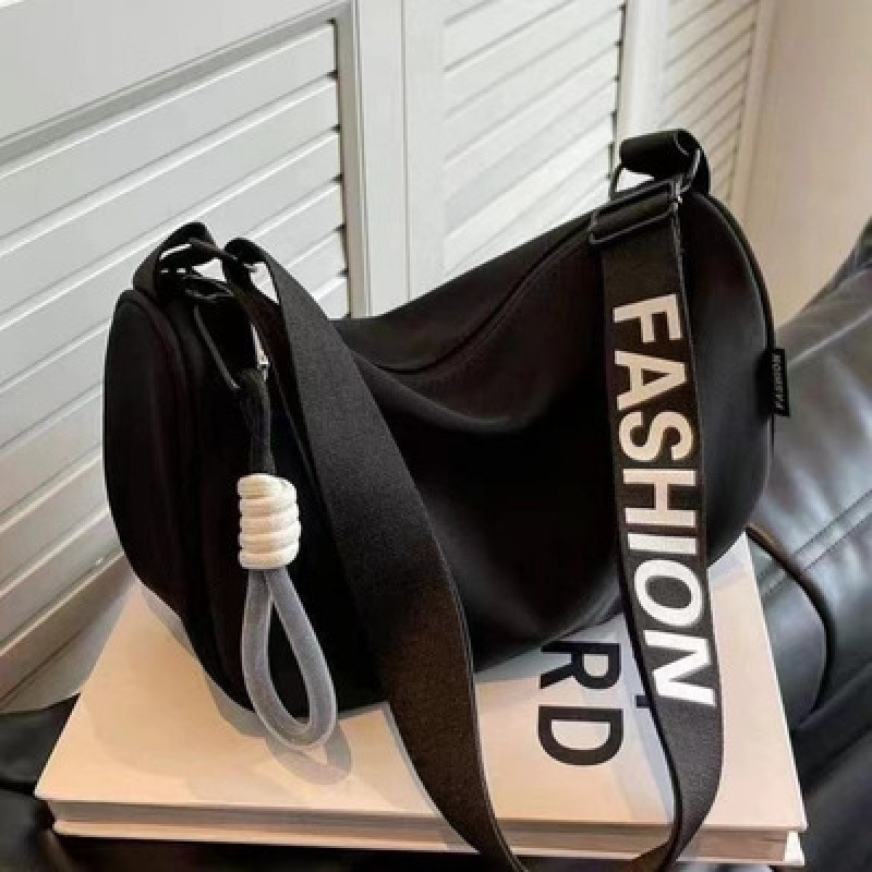 休闲大容量尼龙帆布包包女2025新款时尚单肩包百搭宽带斜挎枕头包