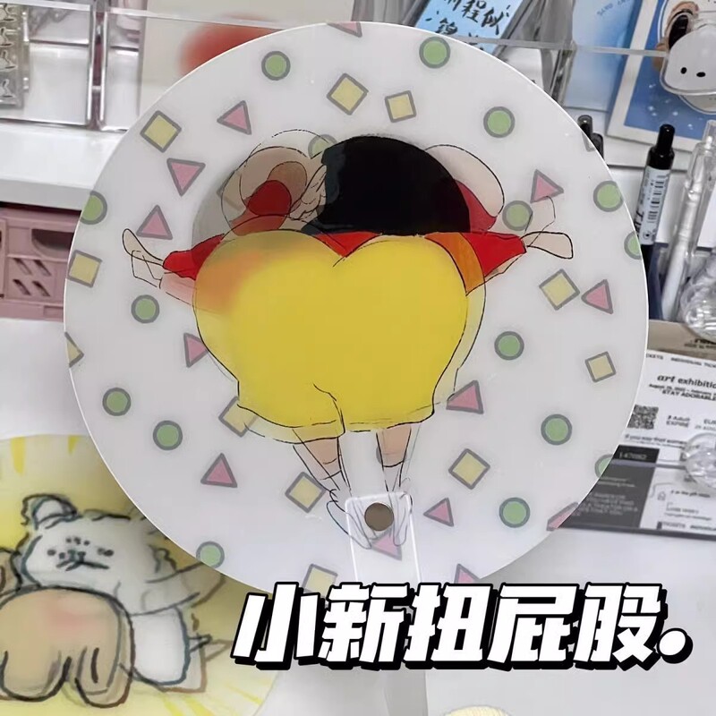 クレヨンしんちゃんは扇子の格子のアイデアの扇子をいじります。|undefined